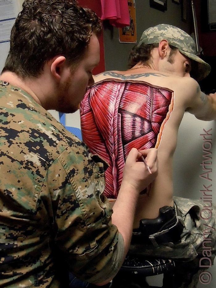 Художник рисует анатомию человека