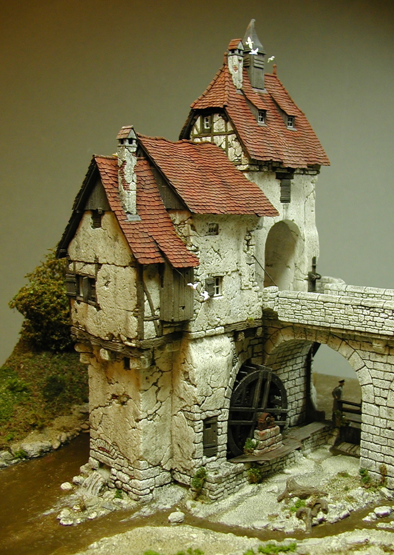 Красивая модель моста и старой мельницы