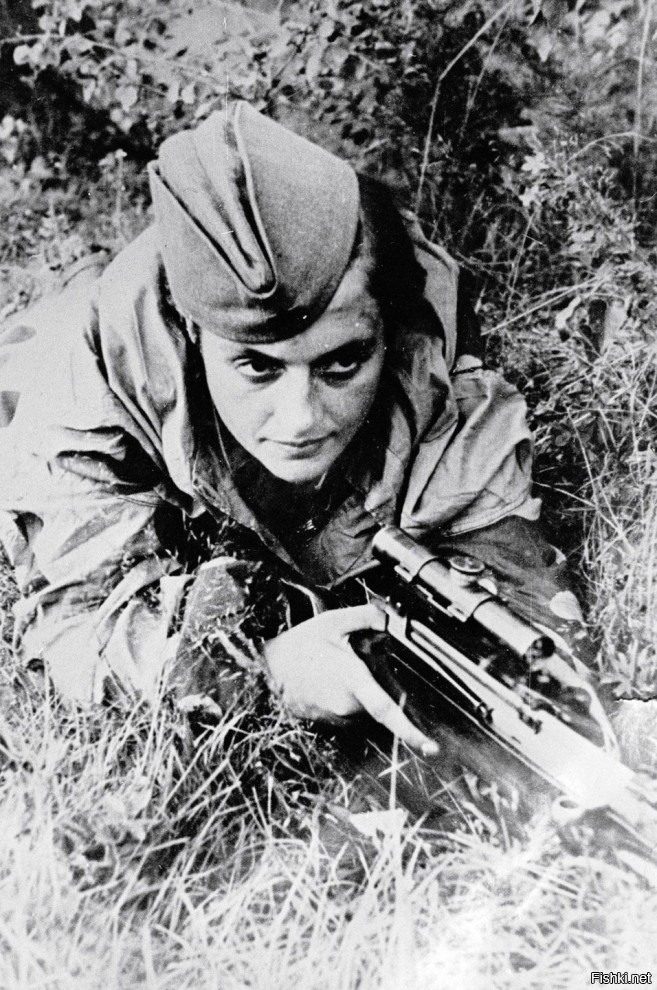 Людмила Павличенко на позиции под Севастополем, 6 июня 1942 года
