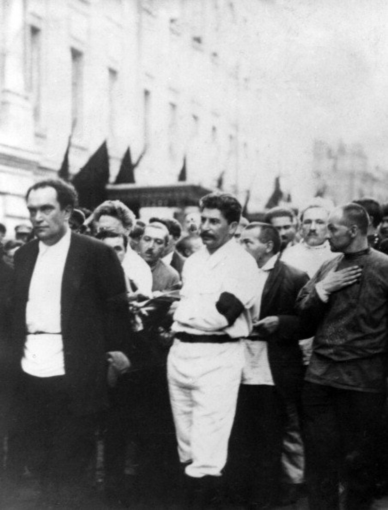 Похороны Феликса Дзержинского в Москве, июль 1926 года. Иосиф Сталин один из тех, кто нес гроб.  