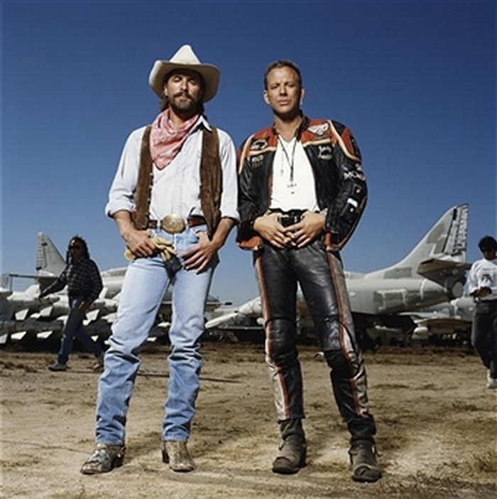 10. Дон Джонсон и Микки Рурк позируют  в рекламе для фильма "Harley Davidson и ковбой Мальборо",  1991.