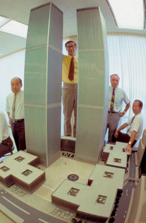 Автор проекта Минору Ямасаки (справа) и группа архитекторов на фоне модели Всемирного торгового центра