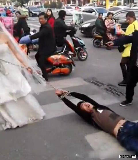 В Китае разгневанная невеста протащила по улице жениха, который не явился на ...