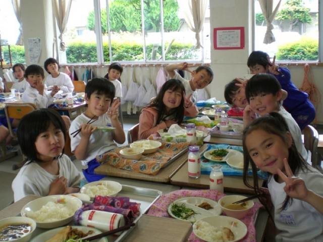 3. Ученики едят в классе.