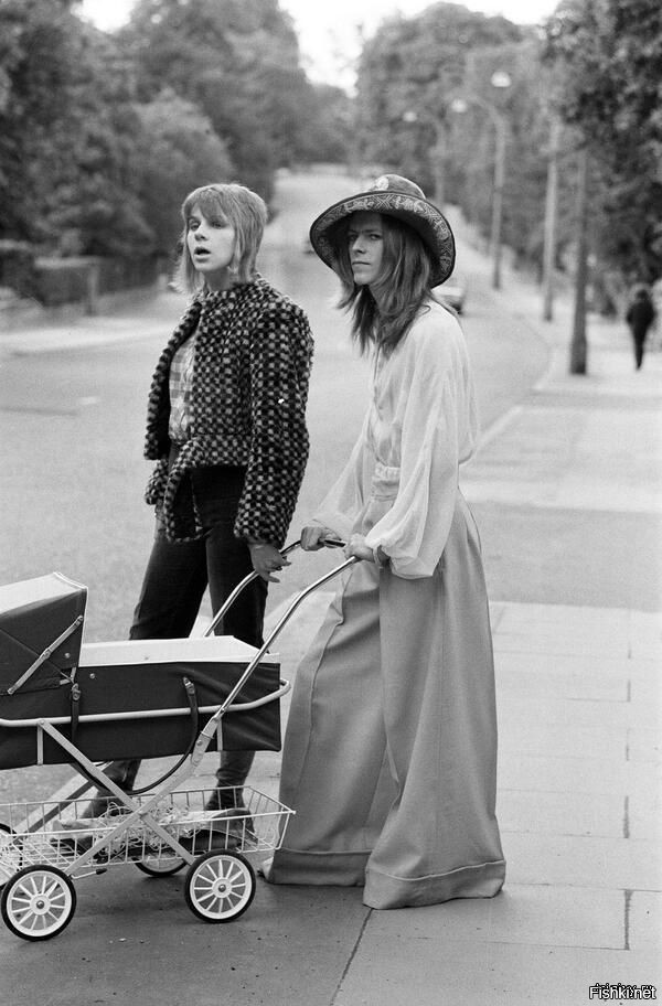 Дэвид Боуи с женой на прогулке, 1971
