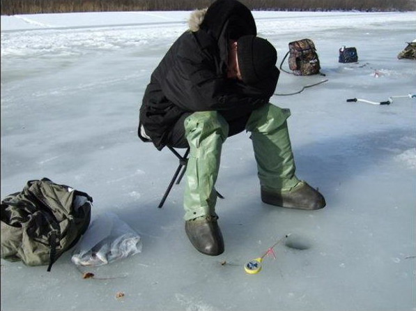 Зимняя рыбалка - это удовольствие, которое можно получить не раздеваясь