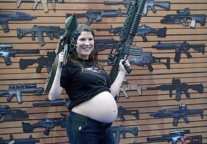 Прививает малышу любовь к оружию 
