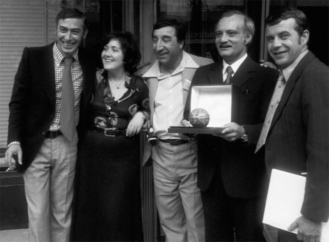 На фото: В. Кикабидзе, В. Токарева, Ф. Мкртчян, Г. Данелия и Р. Габриадзе. 