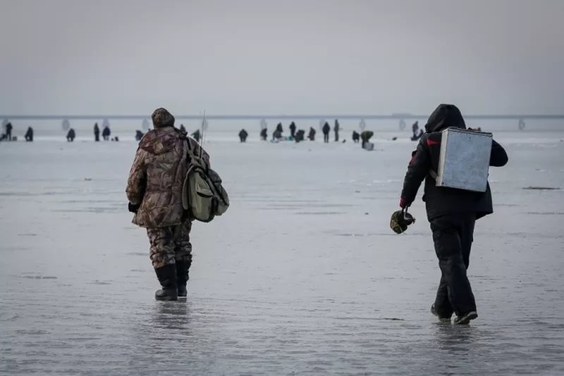 На Камчатке за рыбаками на льду начали следить с беспилотников