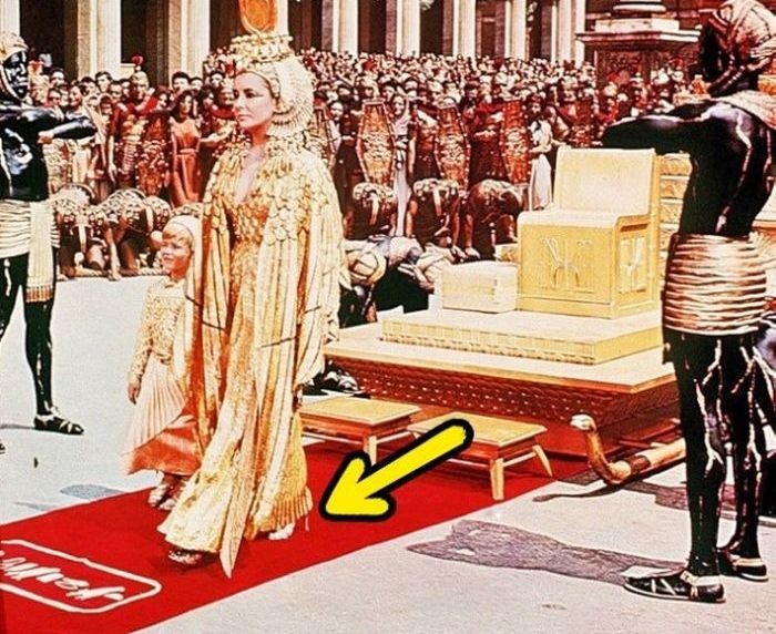 "Клеопатра", 1963  Царица идет в туфлях на шпильке.