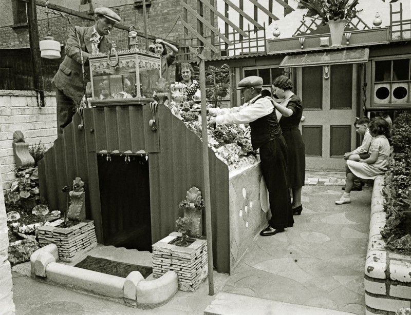 Семья у личного бомбоубежища на заднем дворе дома, Лондон, 1940 год.