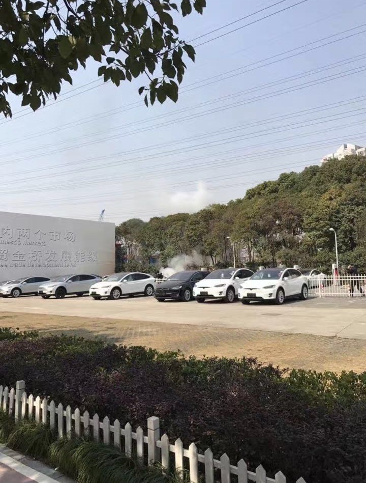 Два электромобиля Tesla сгорели в Китае