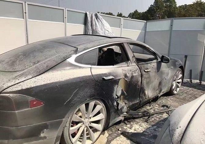 Два электромобиля Tesla сгорели в Китае