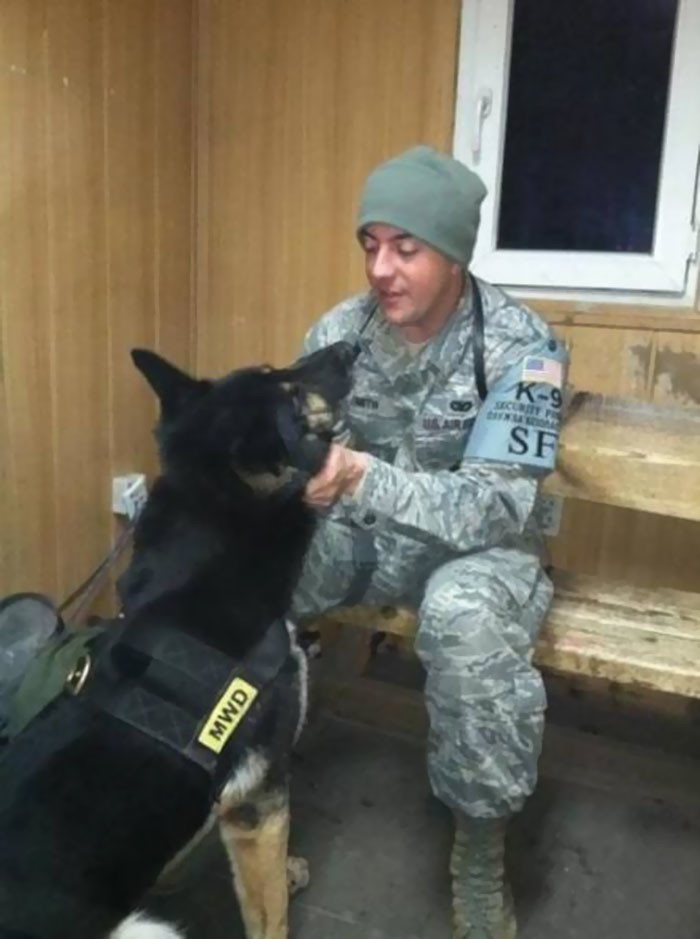 Солдат остался рядом со своим псом до самого конца
