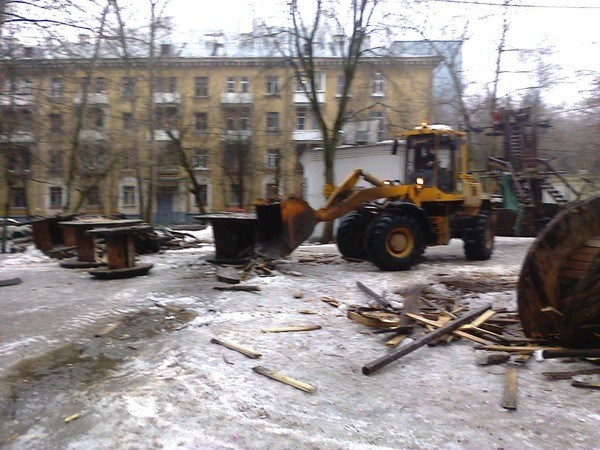 Утром 7 марта во двор дома 20 по улице Партизанская пригнали бульдозер, и площадку снесли.