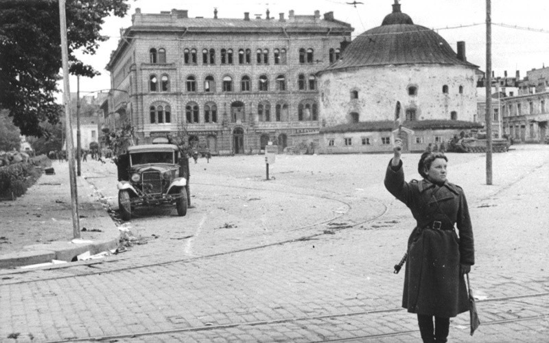 Советская регулировщица на улице освобожденного Выборга, 21.06.1944 г.