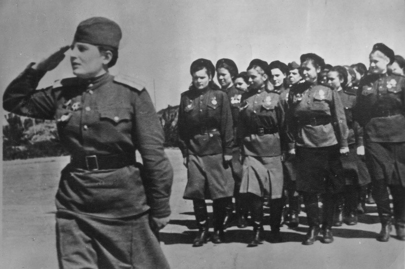 Девушки знаменитой 2-й гвардейской Таманской дивизии: медработники, связистки, телефонистки.