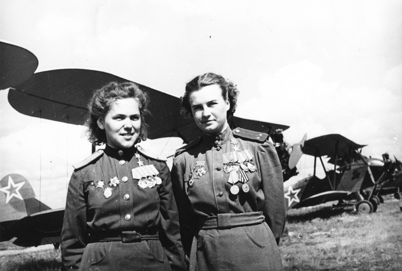 Советские летчицы из женского 46-го гвардейского ночного бомбардировочного авиаполка, Герои Советского Союза Руфина Гашева (слева) и Наталья Меклин у самолетов По-2.