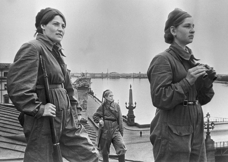 Девушки-бойцы противовоздушной обороны несут боевое дежурство на крыше дома № 4 по улице Халтурина в Ленинграде.