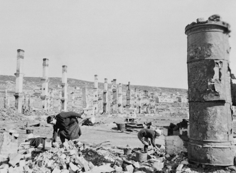 Женщины ищут уцелевшие вещи среди развалин после немецких бомбардировок Мурманска.