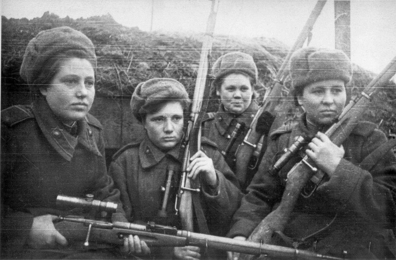 Неизвестные советские девушки-снайперы у блиндажа.