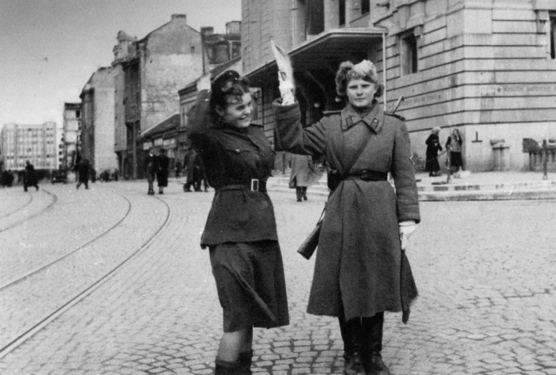Советские девушки-регулировщицы в Белграде на площади Республики.