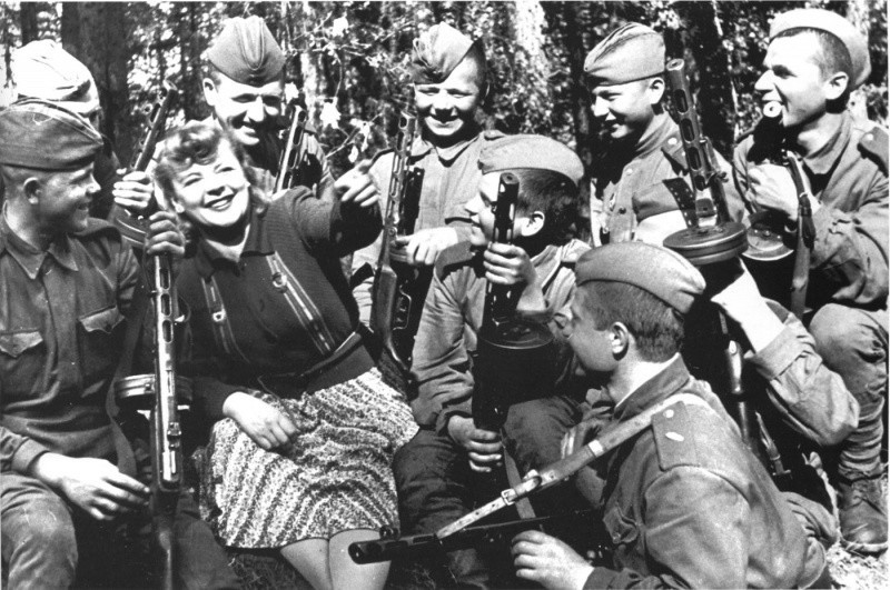 Киноактриса Зоя Федорова общается с бойцами одной из танковых частей Красной Армии.