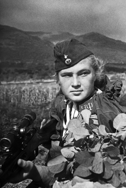 Снайпер 255-й бригады морской пехоты Елизавета Миронова. Новороссийск. 1943 г.