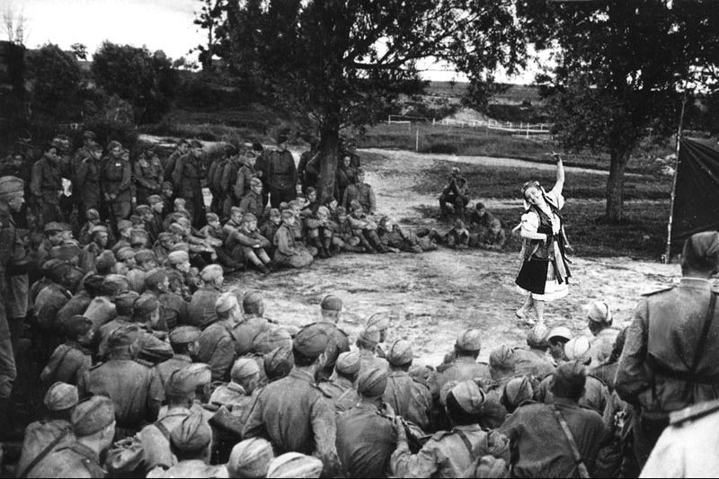 Выступление фронтовой бригады артистов. Западный фронт, 1943 г.