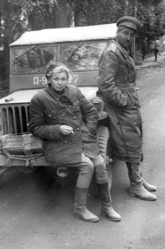 Серова и Симонов на Ленинградском фронте. 1944 г.