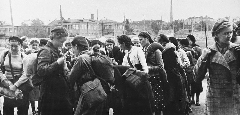На защиту Москвы. Девушки-ополченцы. 1941 г.