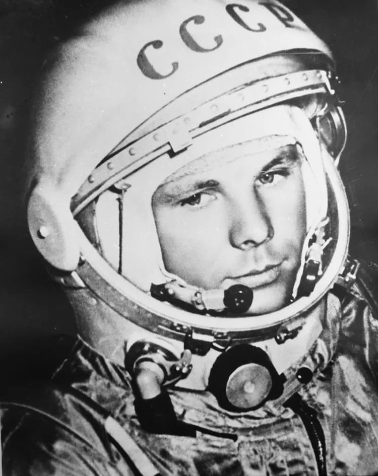 9. Одна из самых бурно обсуждаемых тем, связанных с полётом Гагарина, – это надпись «СССР» на шлеме космонавта