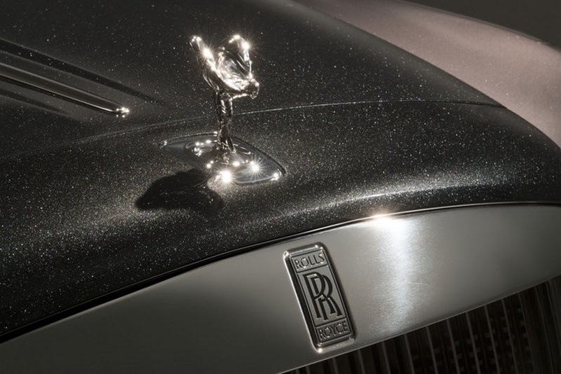 Rolls-Royce покрыли краской из настоящих алмазов