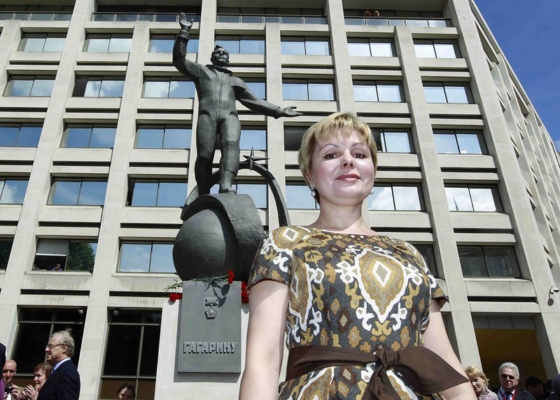 Старшая дочь Юрия Гагарина Елена рядом с памятником отцу
