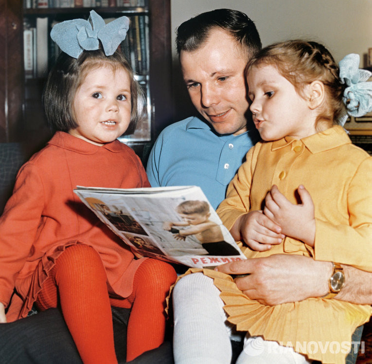 Гагарин с дочками.