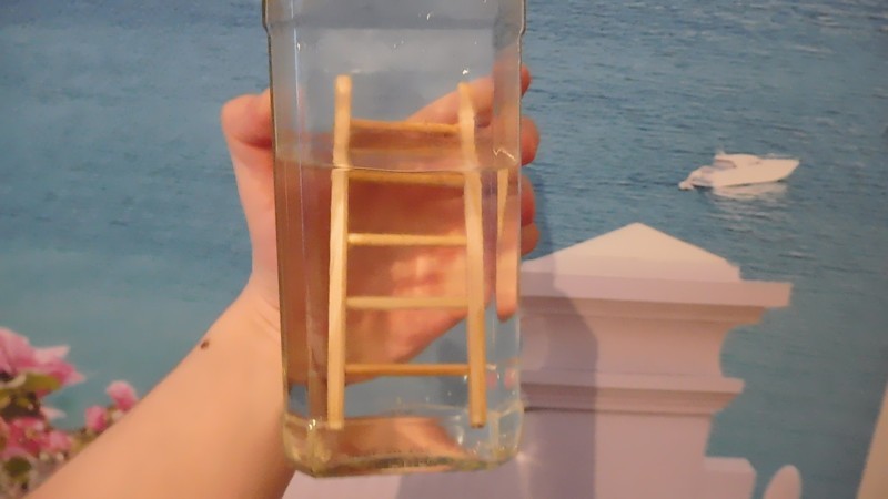 Трюк: деревянная лестница в бутылке 