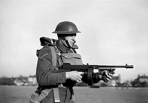 Английский солдат, вооруженный Томпсоном М1928