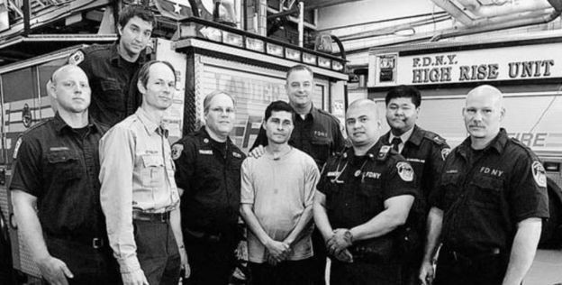 Алсидес Морено (в центре) встретился с пожарниками, которые спасли его в 2007 году