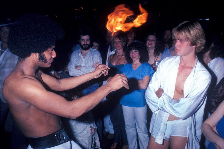 Мужчина выступает с горящими поями в клубе Infinity в Нью-Йорке, 1979 год