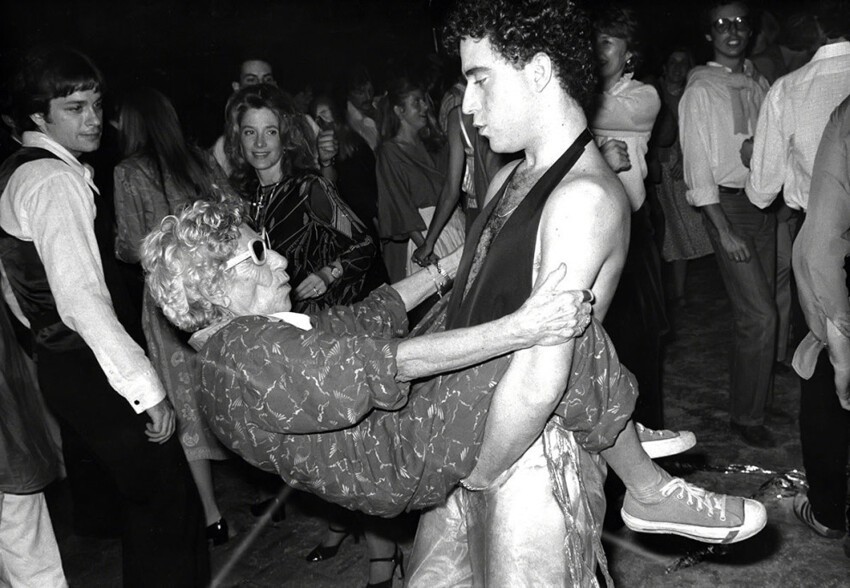 Женщина, известная как Disco Granny («Диско-бабушка»), танцует с молодым парнем в Studio 54, около 1978 года