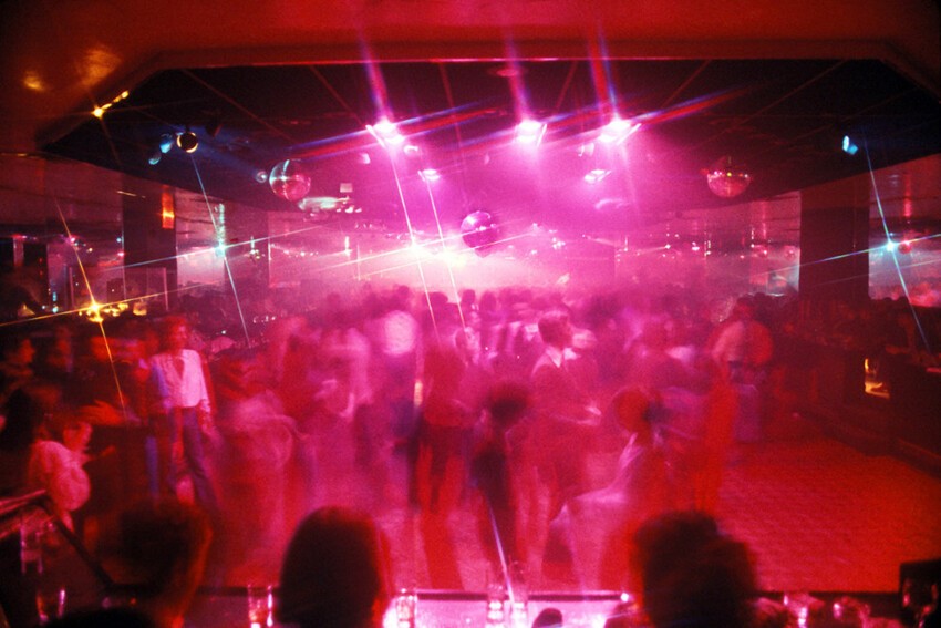 Толпа на танцполе нью-йоркского ночного клуба, 1978 год