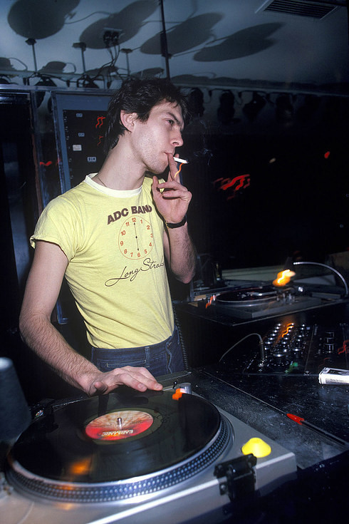 Диджей курит сигарету, пока играет музыку в одном из клубов Нью-Йорка, 1979 год