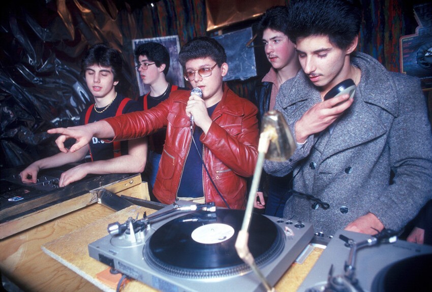 Группа диджеев крутит свои пластинки в одном из клубов Нью-Йорка, 1979 год