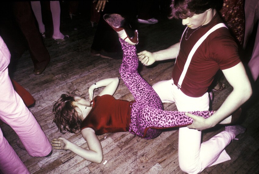 Пара изображает грязные танцы на танцполе клуба FunHouse в Нью-Йорке, 1978 год