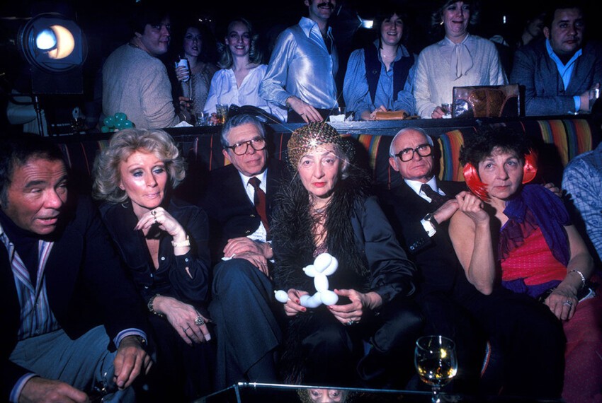 Группа пожилых мужчин и женщин отдыхает в диско-клубе в Нью-Йорке, 1979 год