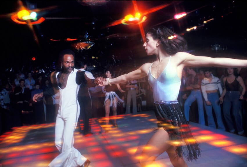 Мужчина и женщина танцуют парный танец посреди танцпола клуба 2001 Odyssey в Бруклине, Нью-Йорк, 1979 год