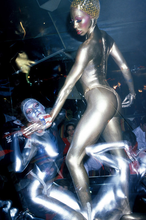Раскрашенные металлической краской танцоры выступают на сцене дискотеки в Нью-Йорке, 1978 год