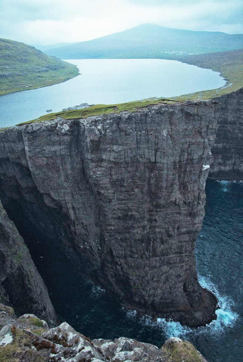 Озеро на Фарерских островах, путешественники зовут его «озеро над океаном»…