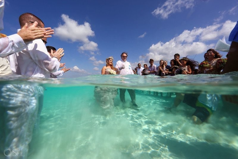Свадьба посреди океана, прошедшая буквально по пояс в воде