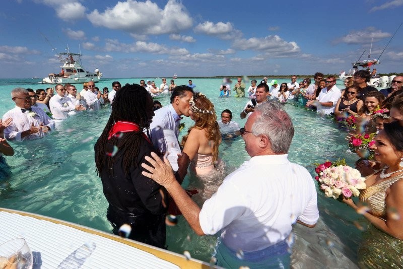 Свадьба посреди океана, прошедшая буквально по пояс в воде